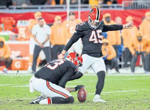 Gonzalez boots winner, Falcons edge reeling Buccaneers