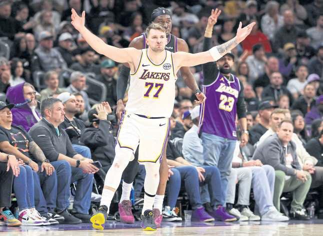 Lakers fend off Suns fightback