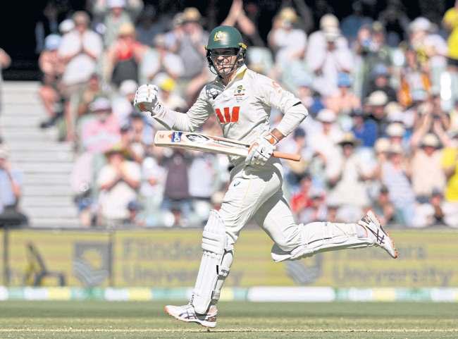 Emotional Carey puts Aussies on top