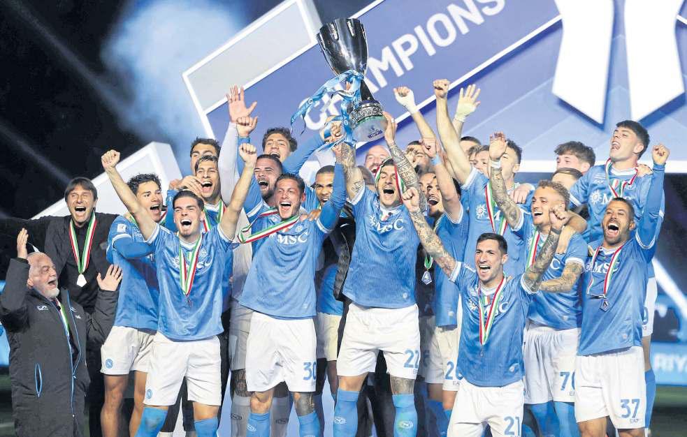 Napoli cruise to Super Cup victory
