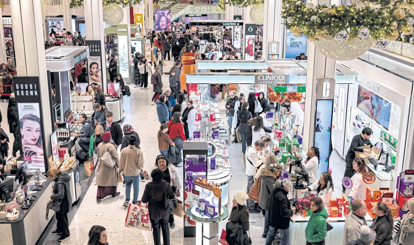 US consumers dig deep for holidays