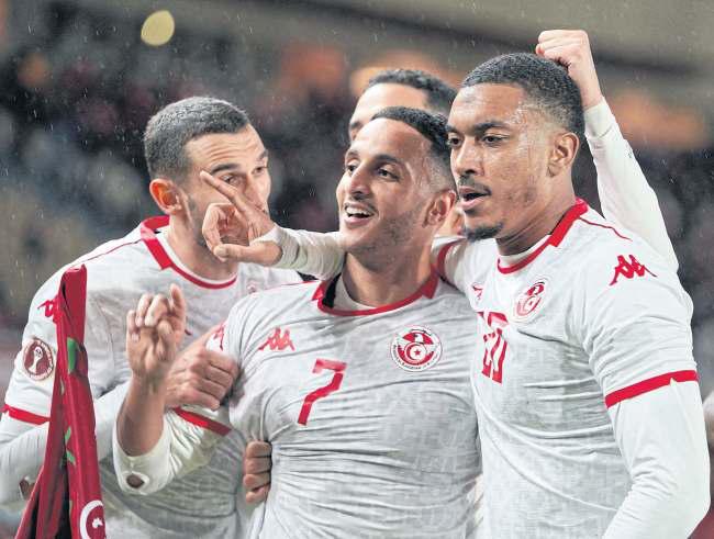 Senegal, Nigeria kick off with victories