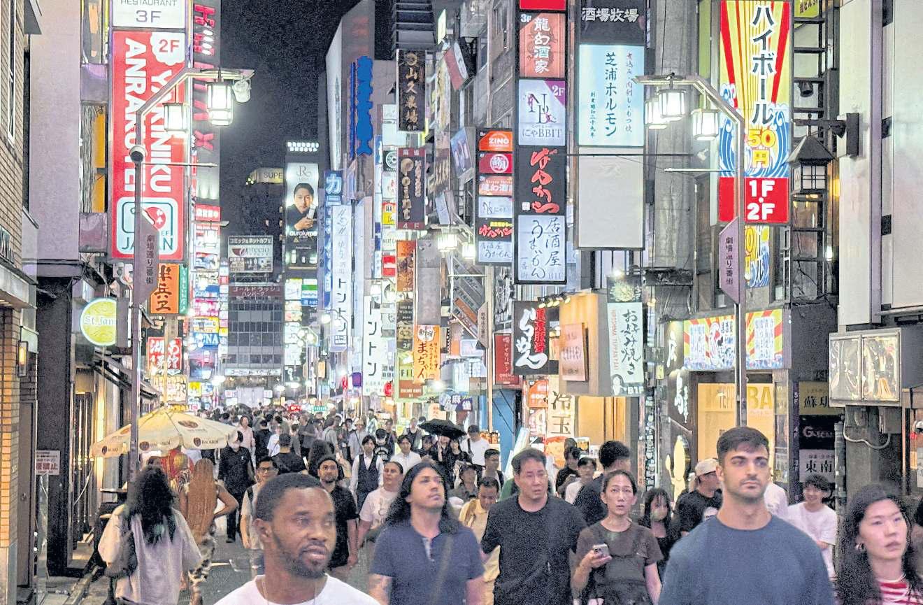Japan OKs record budget spending