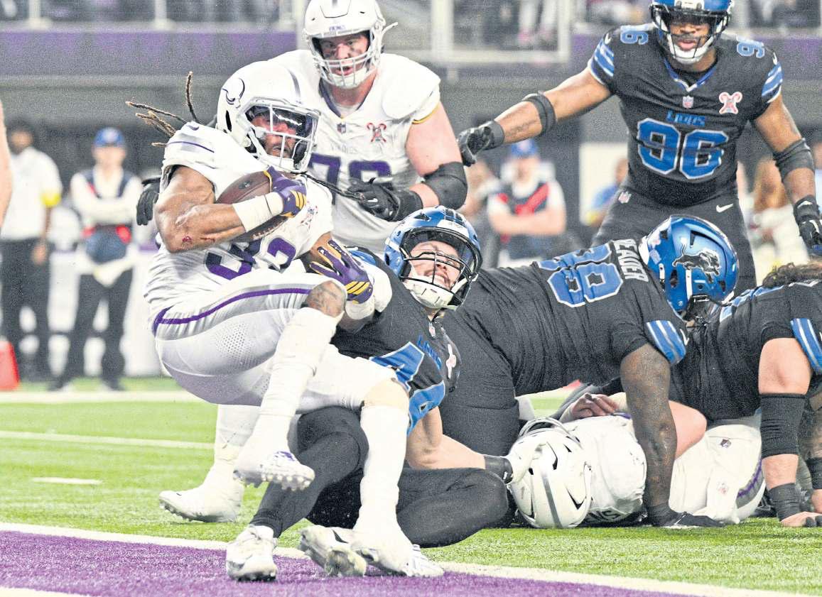 Vikings choke Lions, Packers get Xmas gift