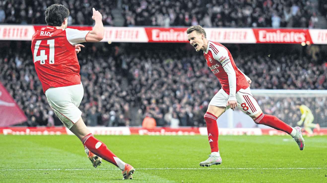 Arsenal hold off surging City, Villa