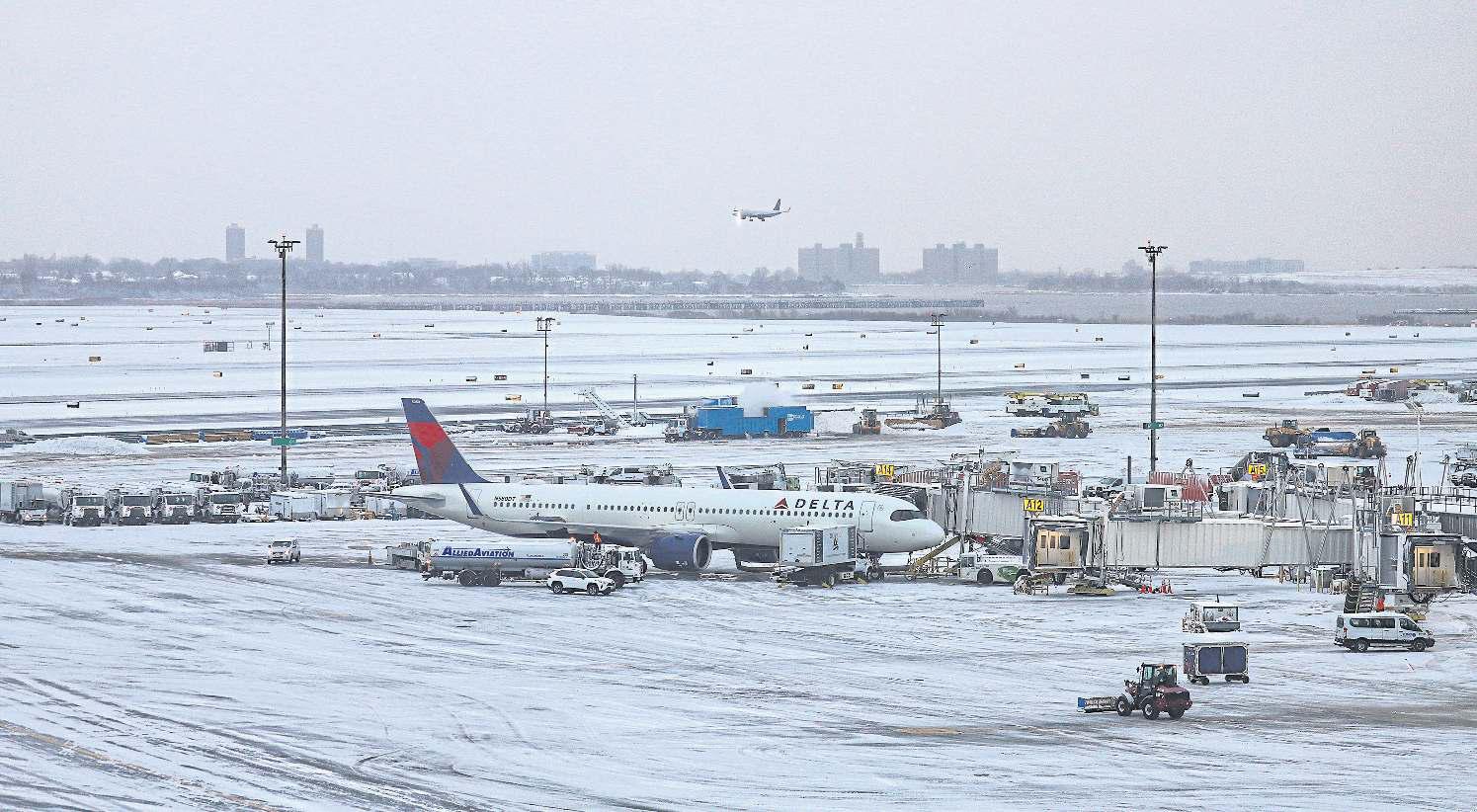 New York snow cancels hundreds of flights