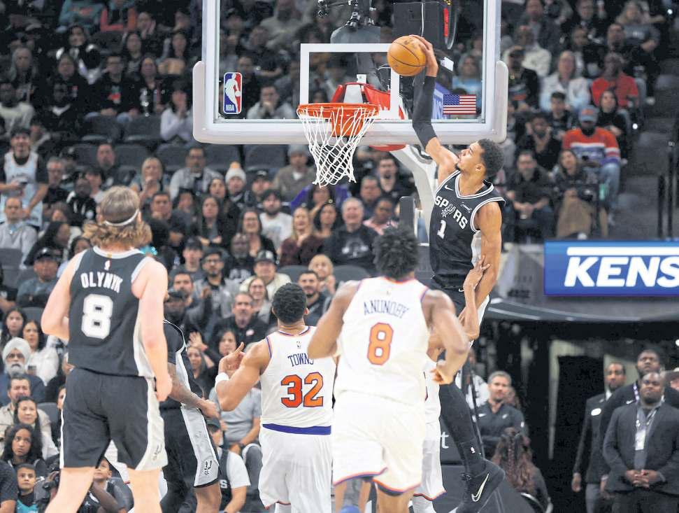 Spurs fight back to Knick a thriller