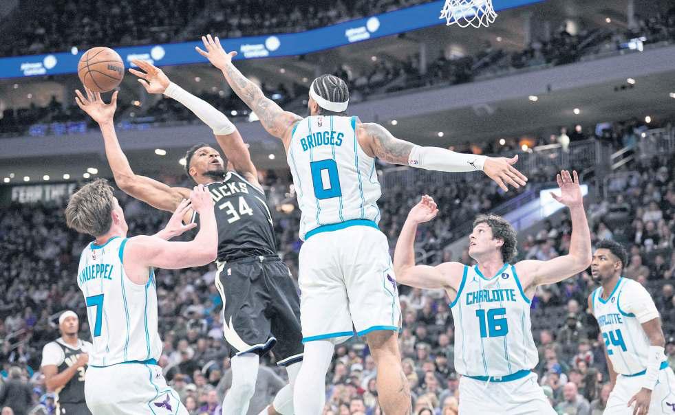 Giannis wins it at death