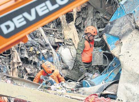 Deaths in rubbish-site collapse rise in Philippines