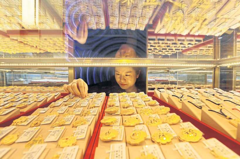 Gold hits record as risks to Fed independence, Iran fan demand