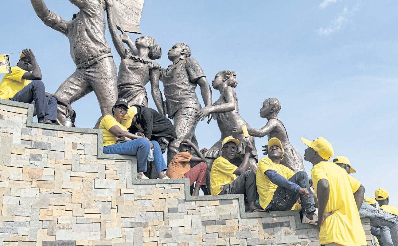 Uganda president dominates poll