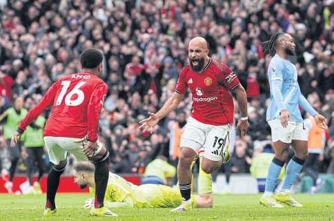 Carrick magic dents City's EPL title bid