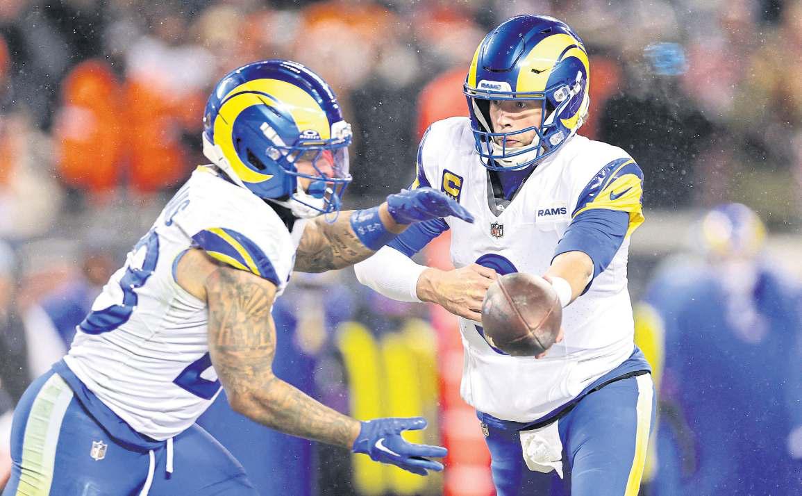 Stafford steers Rams through snow, chaos
