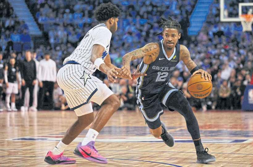 Grizzlies win, heckler interrupts anthem