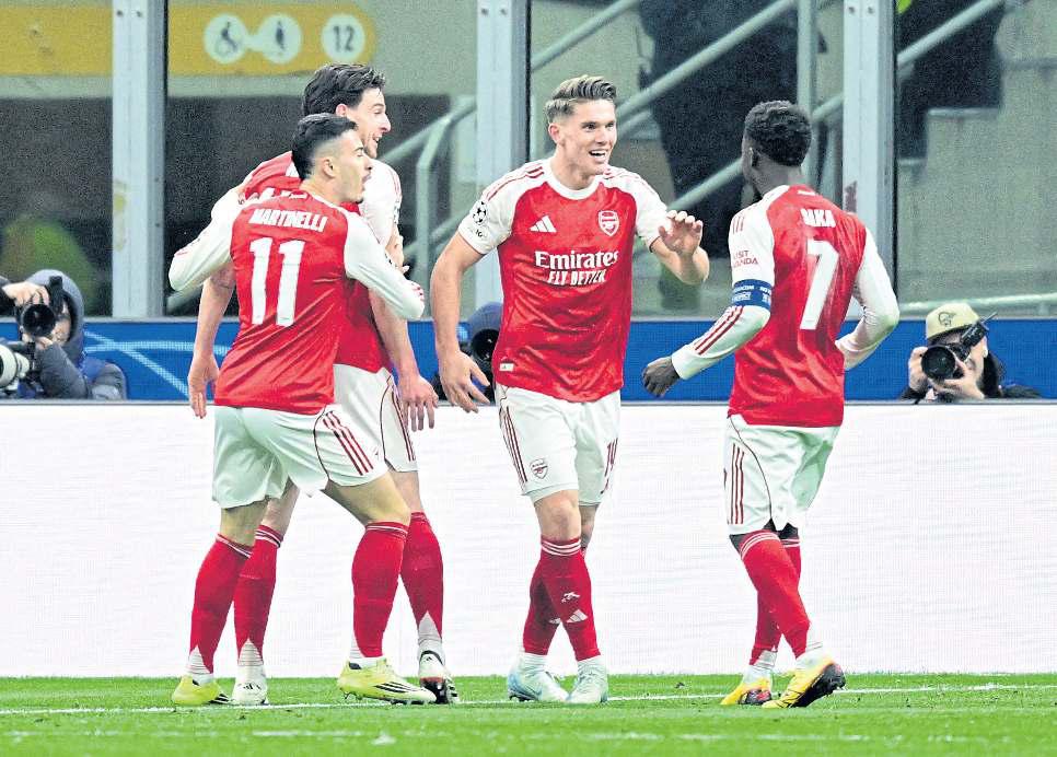 EPL leaders Arsenal out to blast old rivals Man United