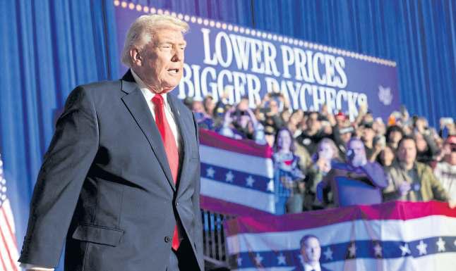 Trump kicks off midterm campaign blitz