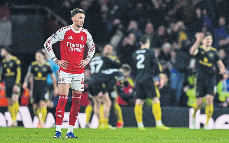 Arsenal on the edge as race heats up