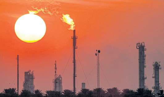 Oil prices caught between two risks