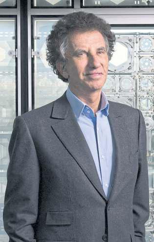 French ex-minister offers resignation