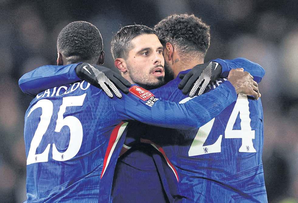 Neto power: Chelsea rout Hull