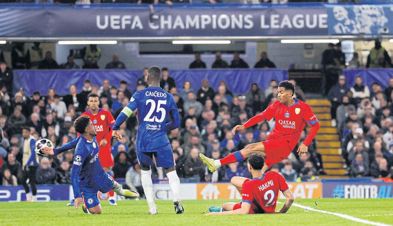 PSG romp, Arsenal quad dream alive