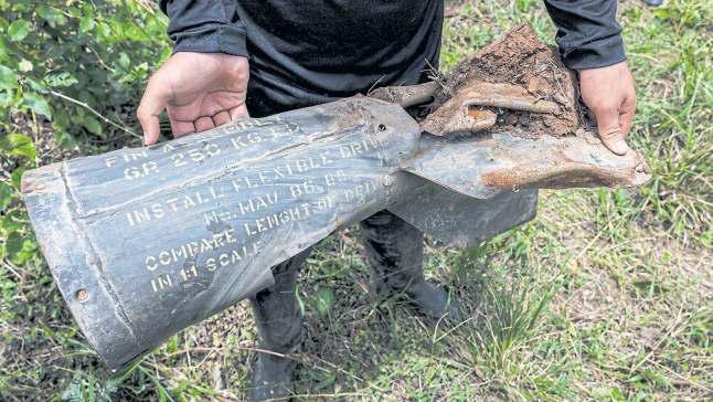 Bomb near border sparks clash