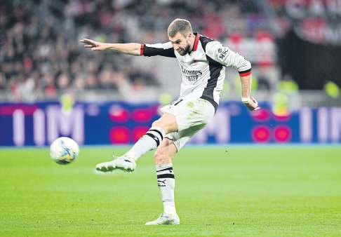 Milan keep rivals Inter in sight