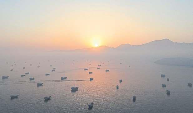 Iran deal offers oil relief, but Hormuz risks remain