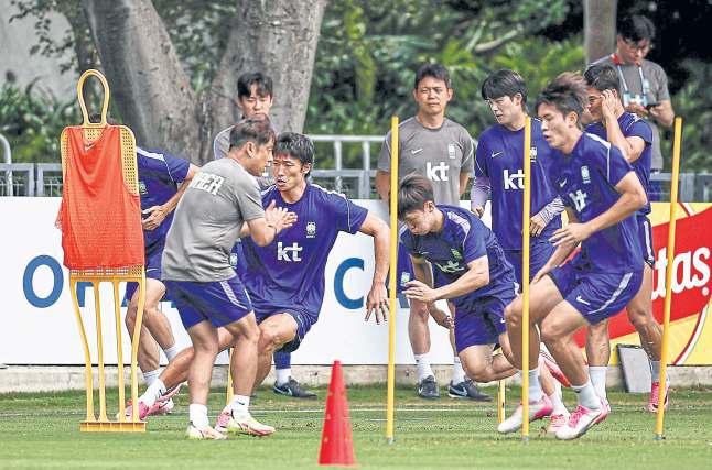 Mexico, South Korea battle for control