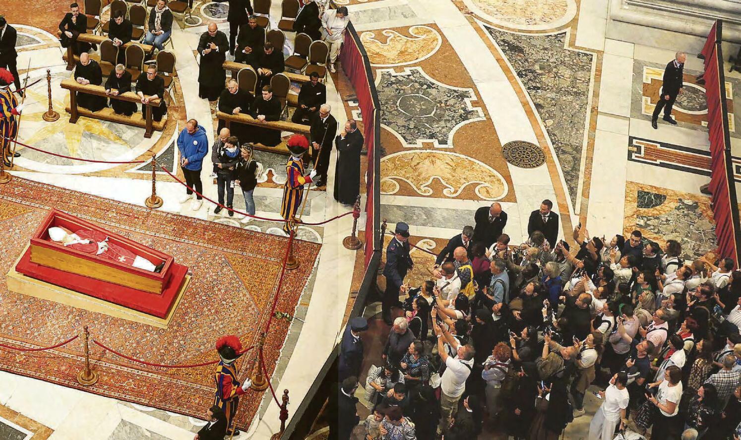 20,000 queue to see Pope's coffin