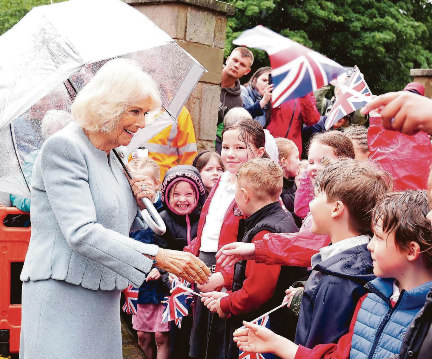 Queen reigns supreme for fans at racecourse
