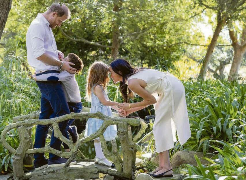 Young Sussexes in family greeting