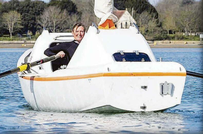 Rowers stick their necks out for distressed turtle