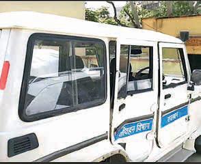 Illegal gravel mafia assaults RTO inspector, runs away after ramming govt jeep