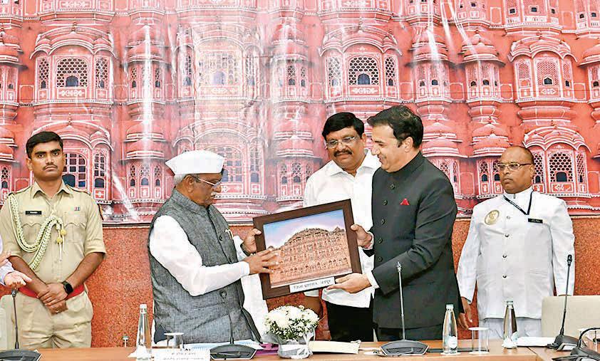 Governor calls for transparent delivery of welfare schemes