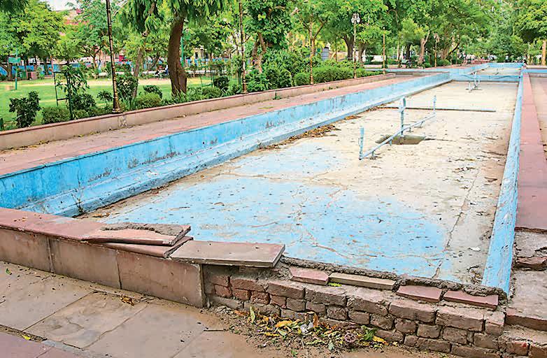 POUNDRIK PARK FACING NEGLECT