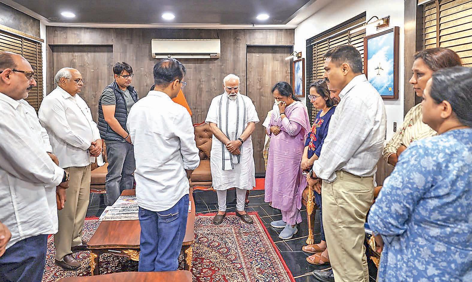 Can't believe Vijaybhai is no more: PM Modi on Rupani's demise