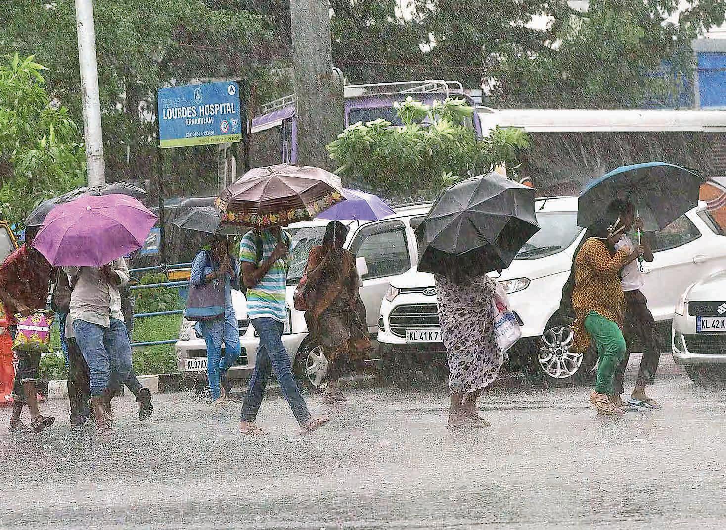 Eight dead as heavy rains hit Maharashtra