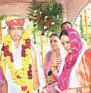 Raje unveils Sanwarlal Jat's statue in Ajmer