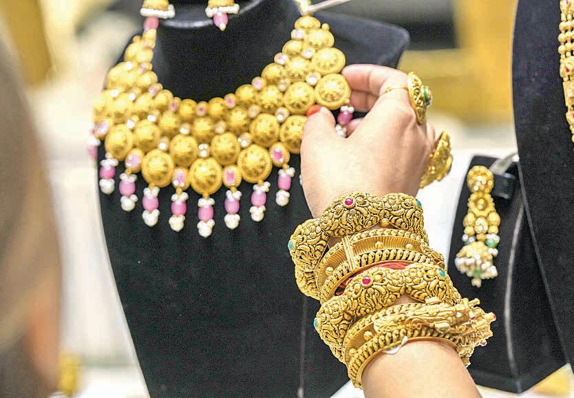 Gold falls ₹550 to ₹98,570/10 g amid muted global demand
