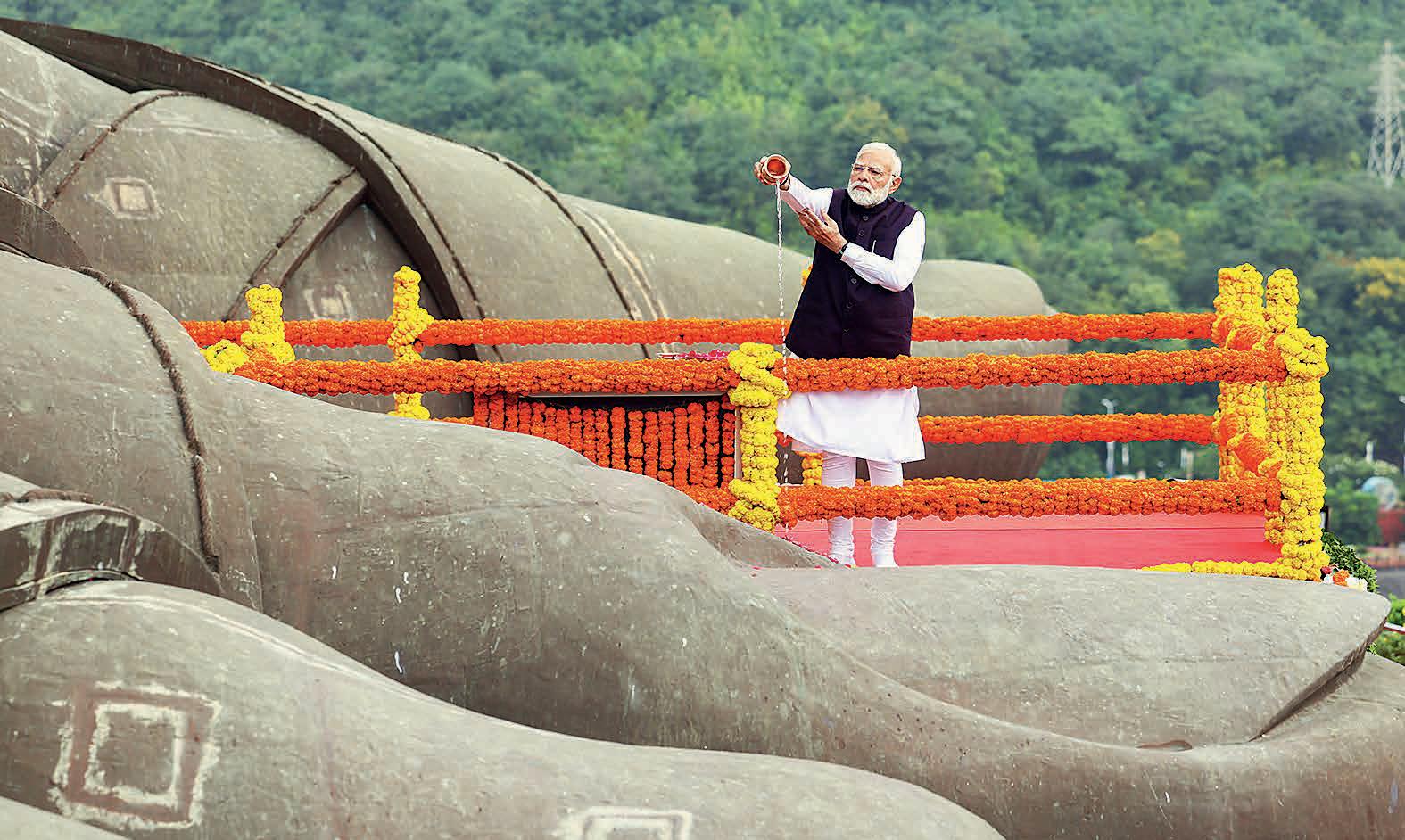 MODI'S 'NAYA BHARAT' PROUDLY SALUTES THE SPIRIT OF ONENESS!