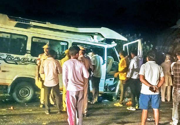 15 killed on spot, 2 critically injured as traveller, trolley collide