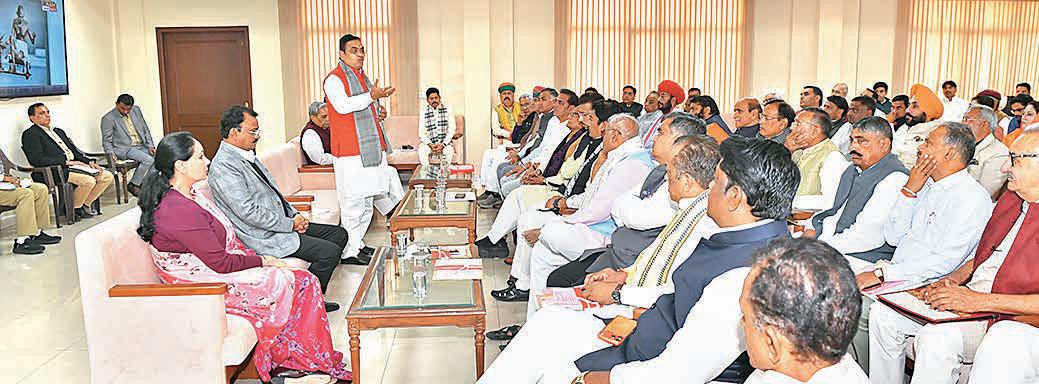 CM reviews House strategy, welfare issues of Raj