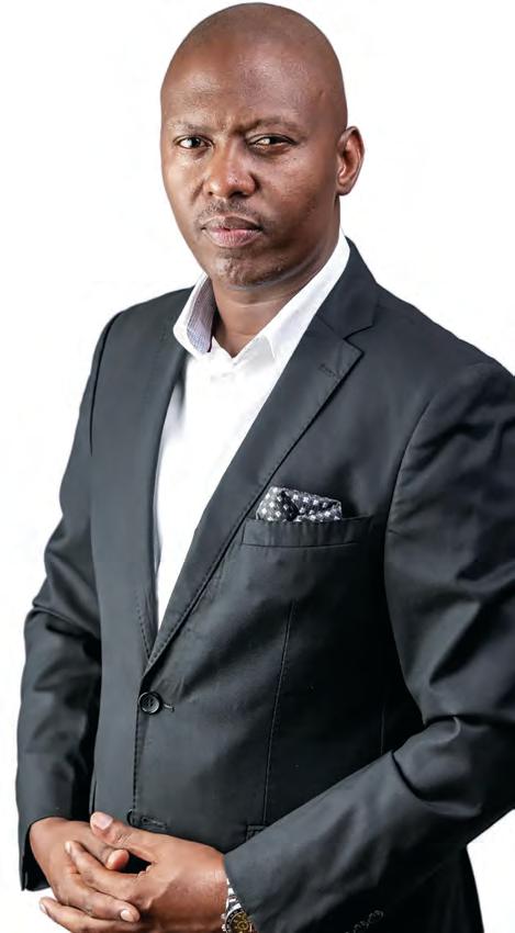 Security guards block Thobela FM's Lenny T from entering SABC studios