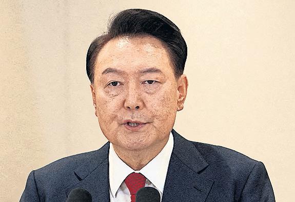 Impeached president to get pay rise while resisting arrest