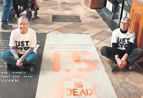 Climate activists spray-paint '1.5 is dead' on Darwin's grave
