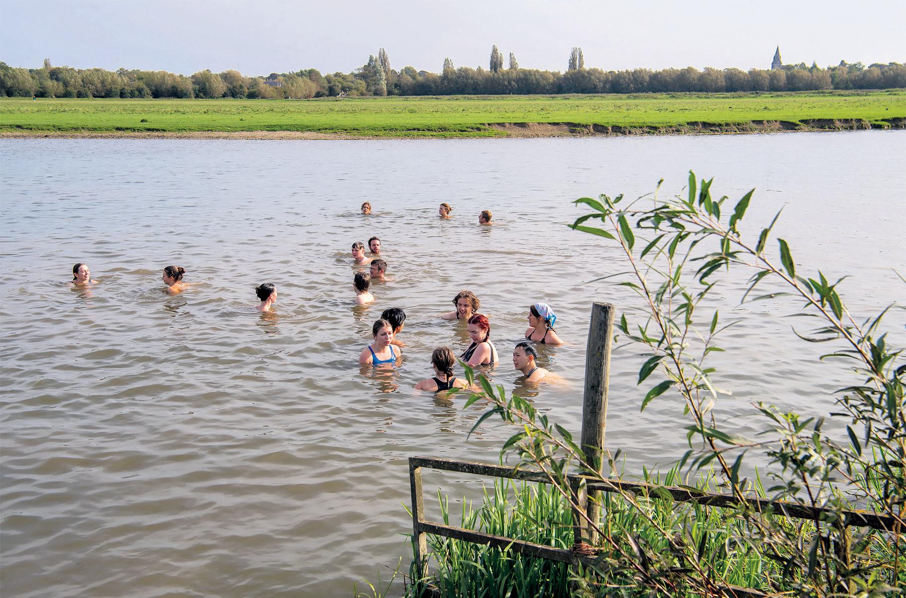 Thames threat to raise bosses' base pay if cap put on bonuses