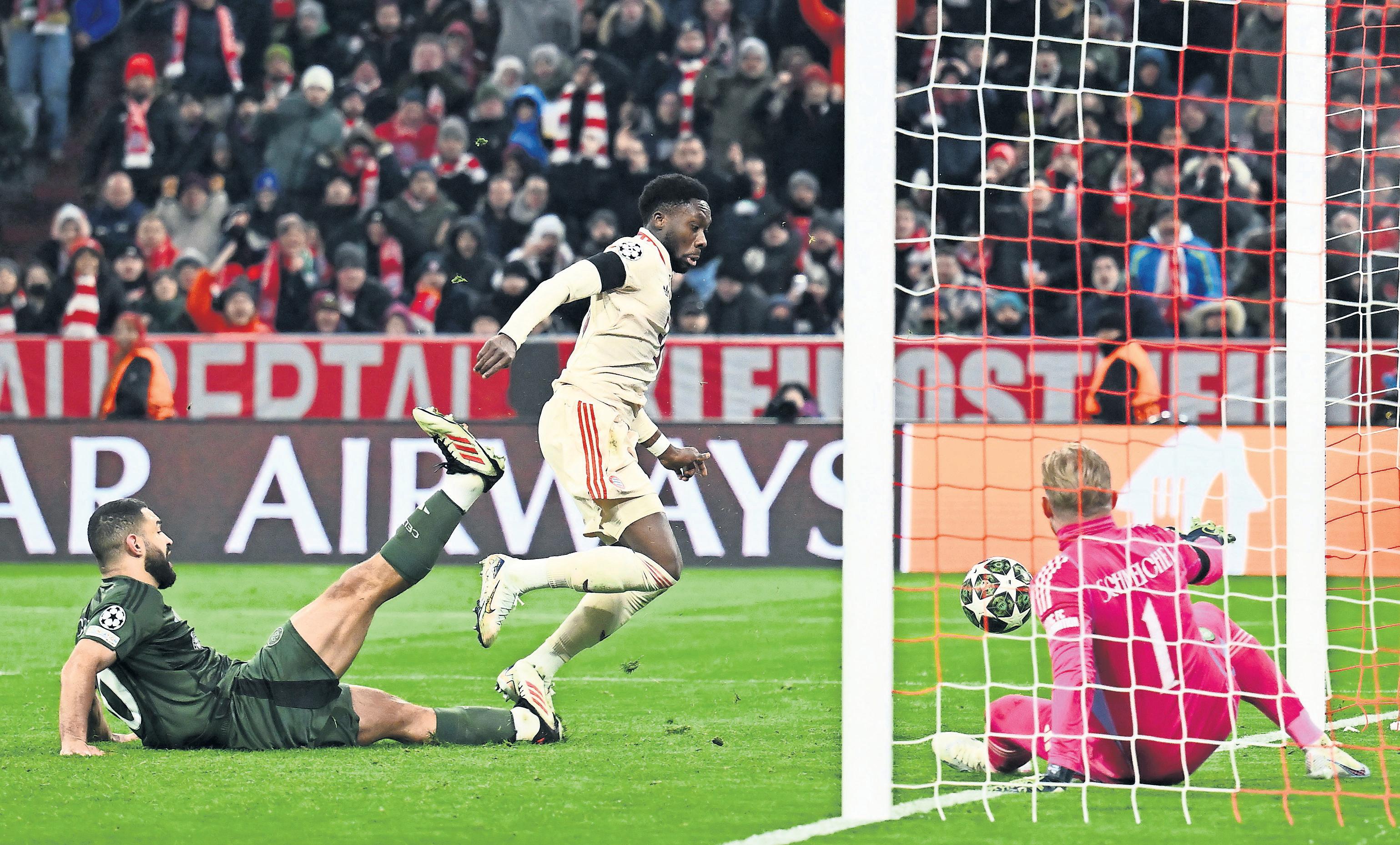 Davies strikes late for Bayern after Kühn gives Celtic hope of a shock