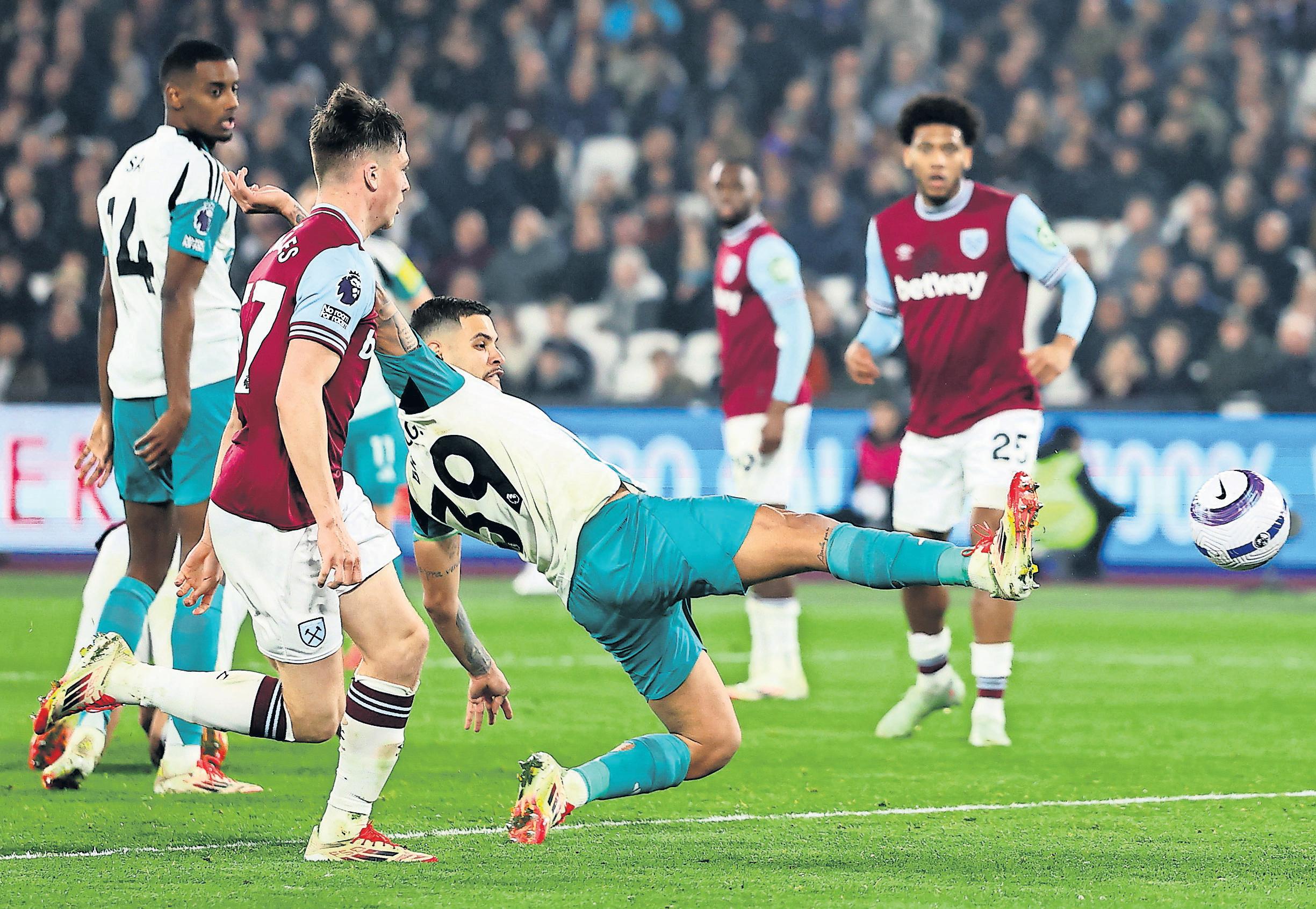 Guimarães rocks Hammers to give Newcastle timely lift