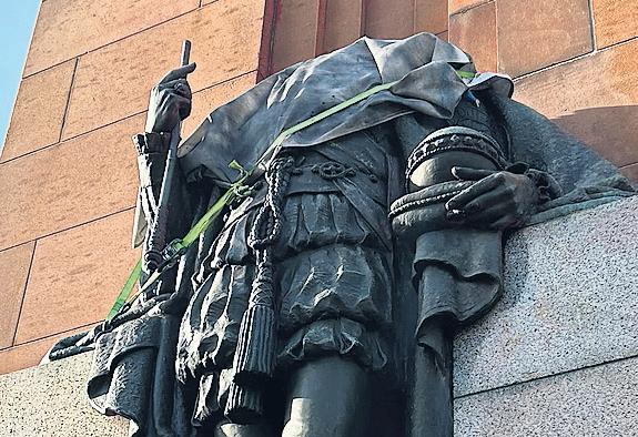 Rap group 'display head of George V statue' at gig in Melbourne
